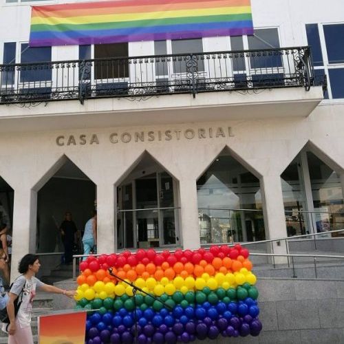 Bandera de globos orgullo gay Madrid.