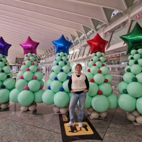 arboles de globos para navidad aeropuerto de bilbao aena