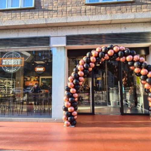 arco de globos negro y dorado madrid