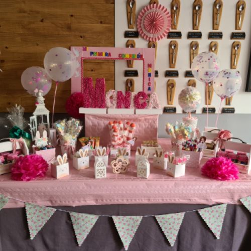 decoracion con globos y mesa dulce comunion madrid