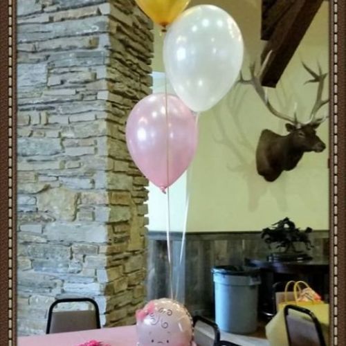 Centro de mesa con globos para bautizos rivas.