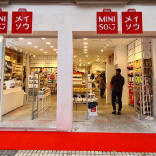columna de globos rojo y blanco miniso madrid