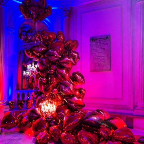 decoracion de globos corazones y besos embajada de italia