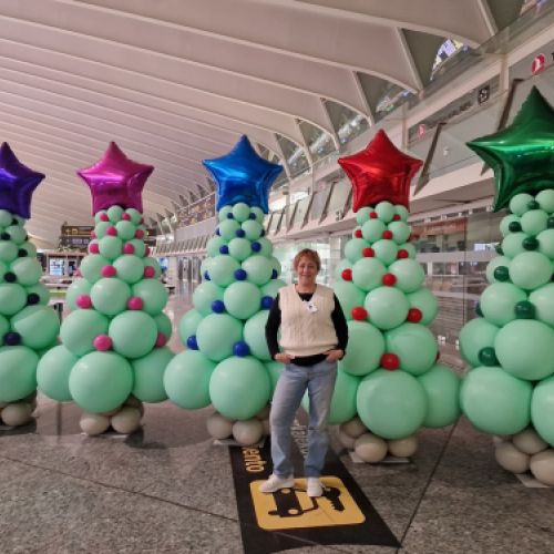arboles de globos para navidad aeropuerto de bilbao aena