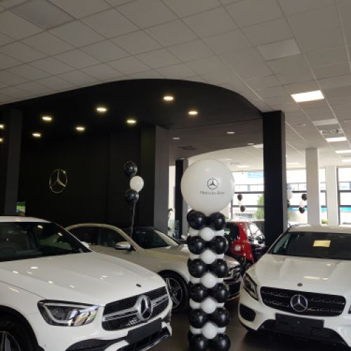 concesionario mercedes con globos dehelio y columna de globos