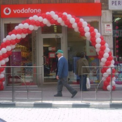 ARCO DE GLOBOS PARA TIENDAS MADRID VODAFONE