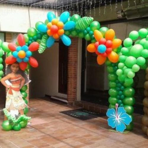 arco y columnas con globos fiesta selva madrid