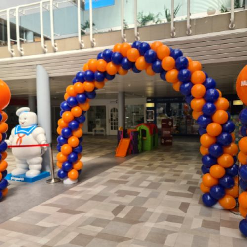 arco de globos y columna azul y naranja madrid
